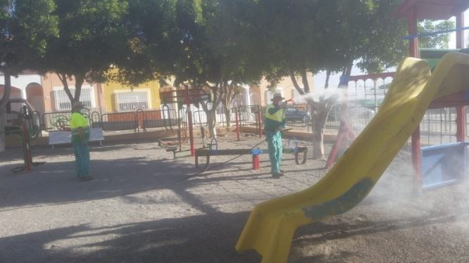 Los parques  y plazas de Vícar se preparan para acoger visitantes en la nueva normalidad