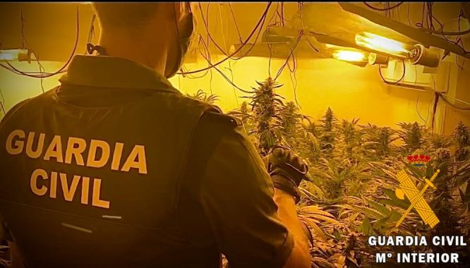 La Guardia Civil detiene a dos personas en Roquetas