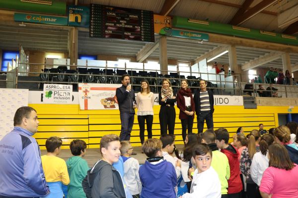 Mil personas participan en la fiesta del deporte de Asprodesa en el Pabellón ejidense
