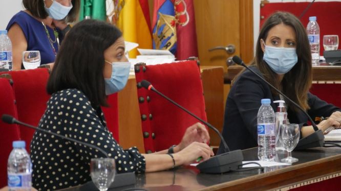 Adra acuerda que los propietarios de mascotas usen una botella higienizante para diluir sus orines