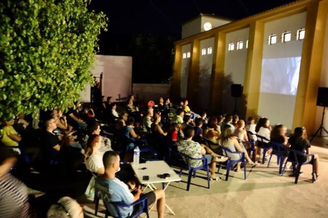 Berja programa diez proyecciones de películas para el cine de verano