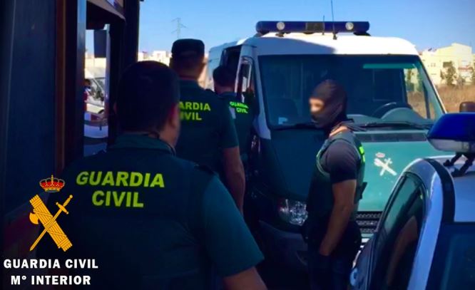 Dos detenidos como autores de un delito contra la salud pública en Roquetas
