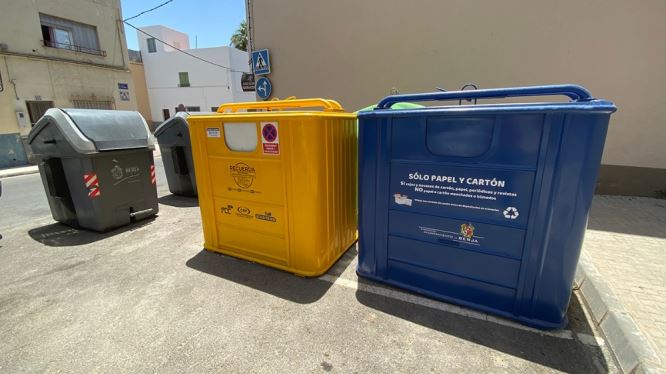 Berja instala los contenedores de papel y cartón