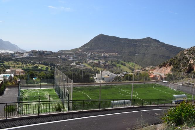 Las pistas deportivas de La Envía desinfectadas y acondicionadas de cara al verano