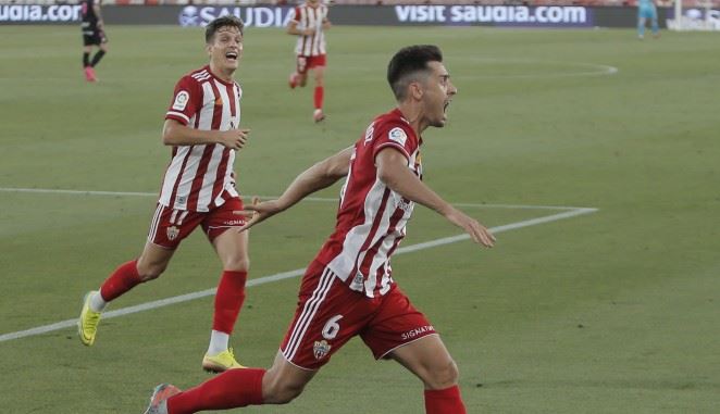 La UD Almería consigue la victoria ante el Sporting en los últimos compases del partido