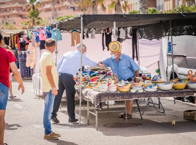 El Mercadillo semanal de los jueves en Roquetas retoma su actividad
