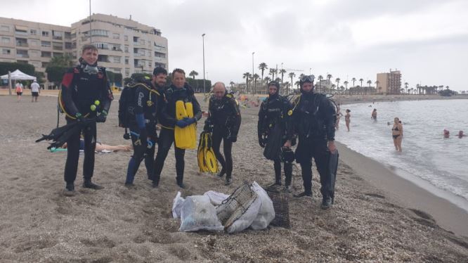 Adra retira 100 kilos de residuos en la tercera limpieza de fondos marinos