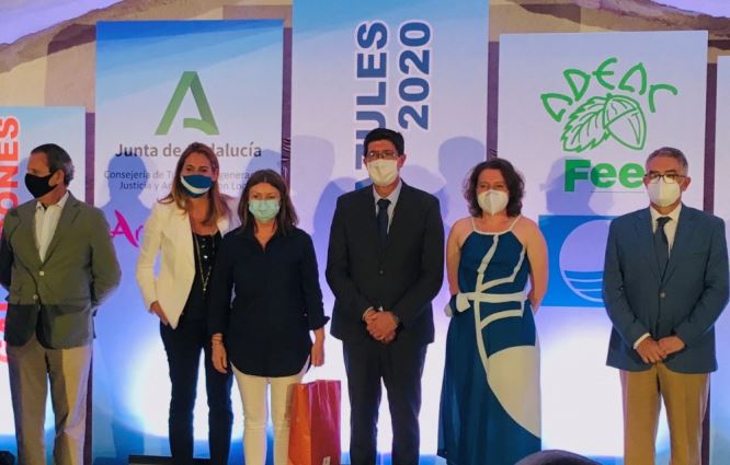 El Ejido recoge las cuatro banderas azules otorgadas a sus playas en 2020
