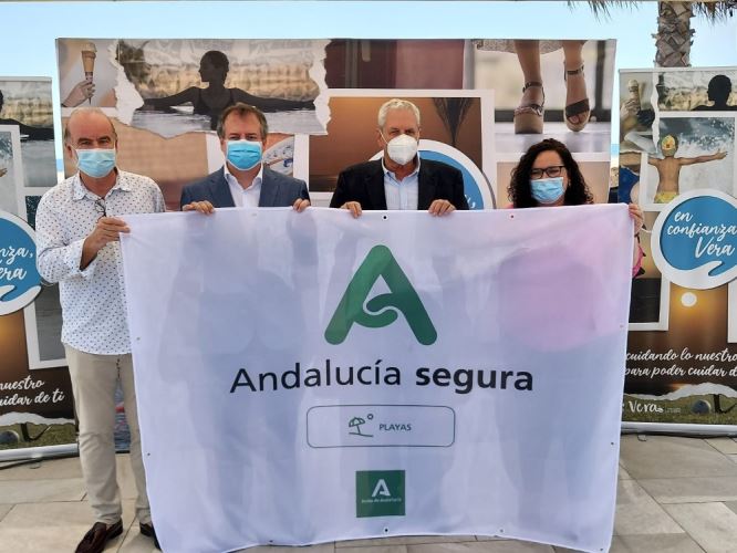 Las playas de Vera ya cuentan con el distintivo 'Andalucía Segura'
