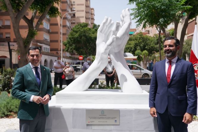 El presidente de la Junta inaugura la escultura homenaje a víctimas del Covid-19 en Almería