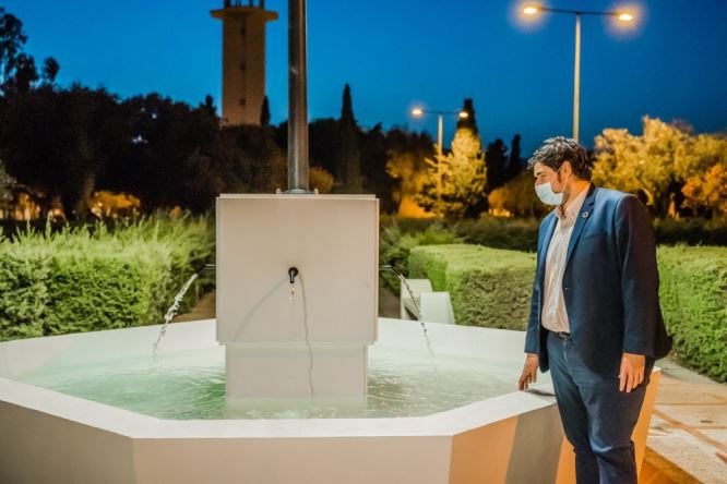 La plaza central de El Solanillo, en Roquetas, recupera su aspecto de los años 60