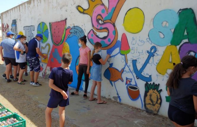 Los jóvenes disfrutan en San Agustín aprendiendo a hacer grafitis