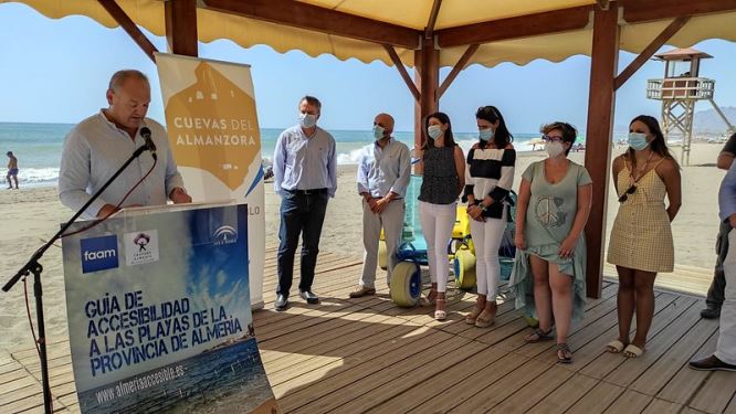 Palomares acoge la presentación de la XIII Guía de Accesibilidad a las playas de FAAM