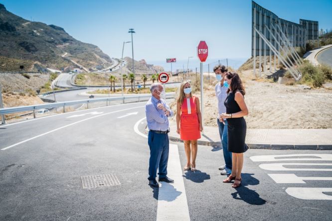 Los residentes de Las Colinas norte estrenan vía de comunicación