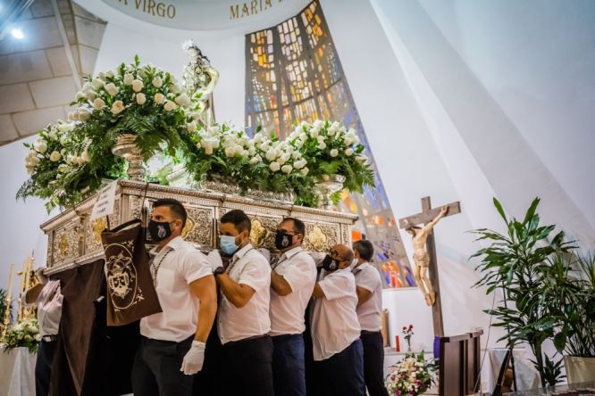 Los roqueteros rinden homenaje a su Virgen del Carmen con una misa