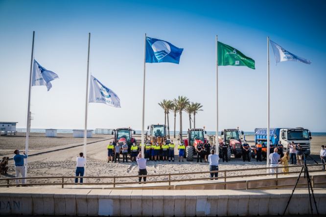 Las playas de Roquetas ondean las banderas y distintivos que garantizan su calidad