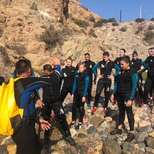 20 jóvenes abderitanos participan en una jornada de coasteering