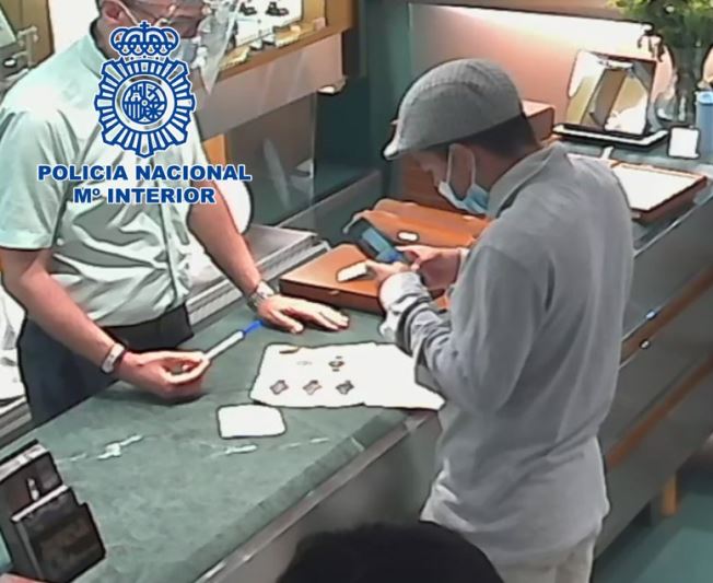 La Policía Nacional identifica al autor del robo en una joyería de Almería