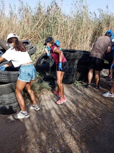 Jóvenes de San Agustín retiran más de un centenar de neumáticos del Paraje Natural Punta Entinas