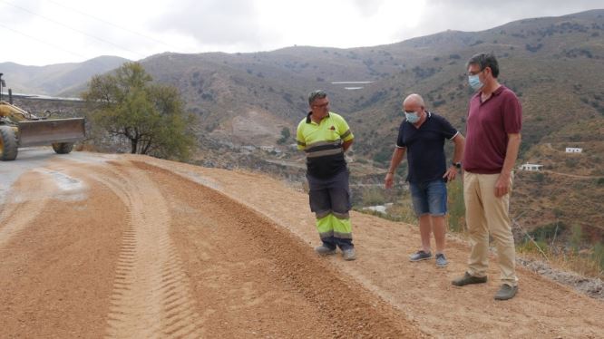 Avanzan las obras de reconstrucción del camino de La Parra en Adra