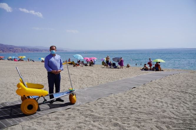 Roquetas instala pasarelas flexibles para hacer más accesible la playa