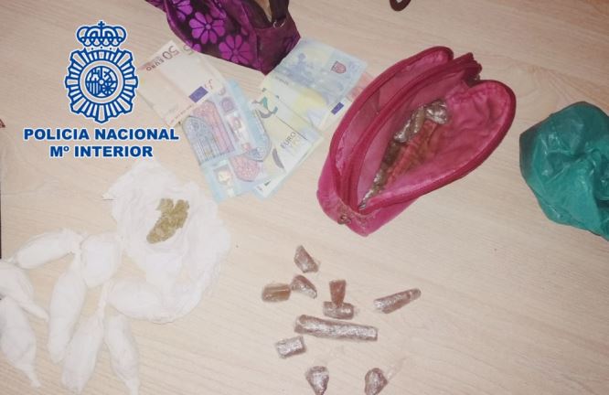La Policía Nacional detiene en El Ejido a una mujer cuando hacía un pase de droga