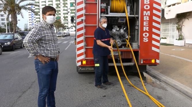 Bomberos del Poniente refuerza la desinfección viaria en Playa Serena