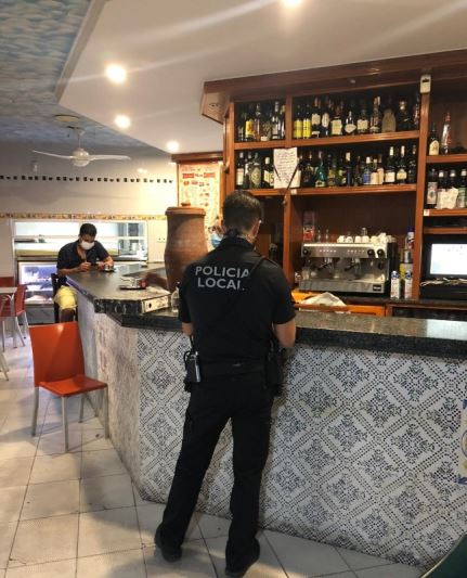 Policía Local de El Ejido cierra dos establecimientos hosteleros y desaloja otros dos