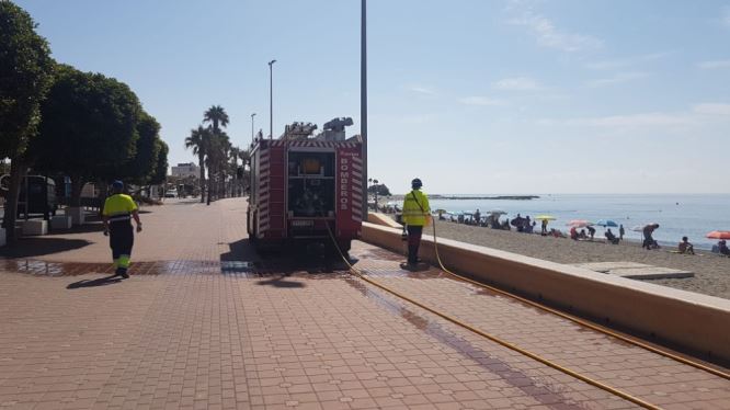 Bomberos del Poniente y Ayuntamiento de Adra refuerzan la desinfección viaria