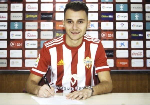 Fran Villalba continúa en el Almería en calidad de cedido