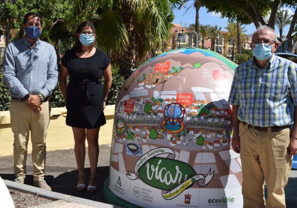 Vícar presenta los diez contenedores para la recogida selectiva de vidrio