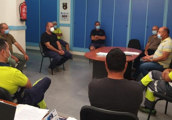 Los mantenedores de colegios de Adra se involucran en el protocolo anti-Covid