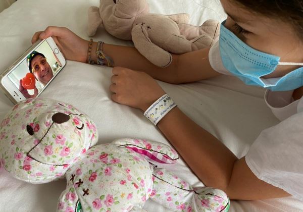 El Hospital de Poniente y la Fundación Theodora ofrecen apoyo virtual a pacientes pediátricos