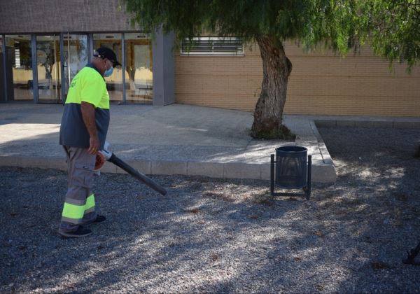 Vicar continúa con los trabajos de limpieza y desinfección para la vuelta al cole segura