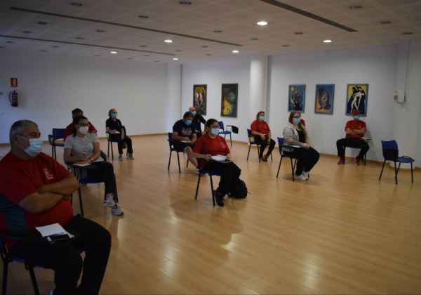 Conserjes de centros educativos e instalaciones deportivas reciben formación sobre la Covid-19 en Vícar