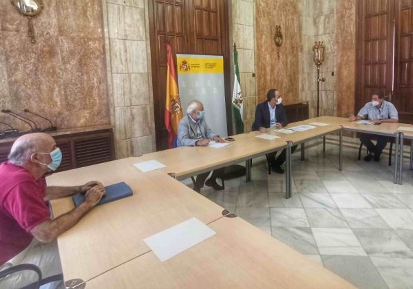 Manuel de la Fuente y el alcalde de Carboneras analizan las ayudas que paliarán los efectos del cierre de la central térmica