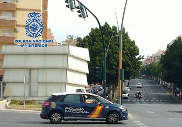 La Policía Nacional detiene a un hombre aún con el botín de un robo