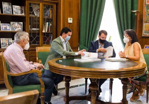 Juan Rigaud dona a Diputación cinco volúmenes con archivos históricos de Almería