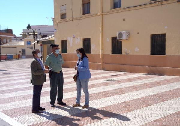 Ana Vázquez y Juan José Matarí comprueban las 