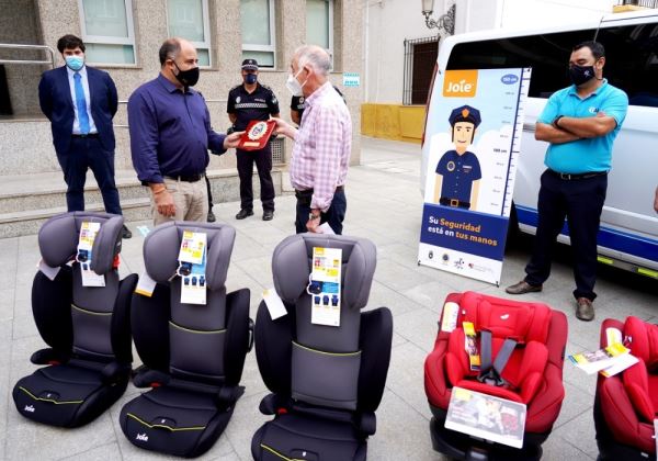 Roquetas inicia la Semana de la Movilidad con una donación de Sistemas de Retención Infantil a los taxis