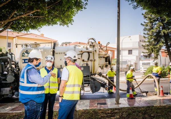 Roquetas realiza una limpieza preventiva de los cerca de 5.000 imbornales