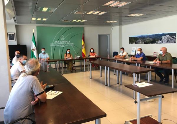 La delegada de Agricultura y el alcalde de Adra acuerdan medidas con los regantes