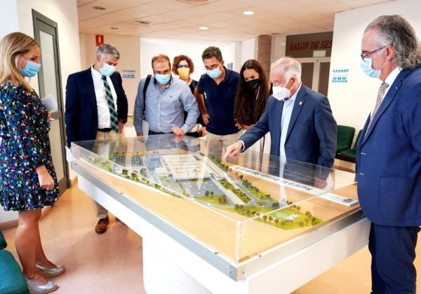 El equipo directivo de Torrecárdenas conoce el proyecto de Hospital para Roquetas