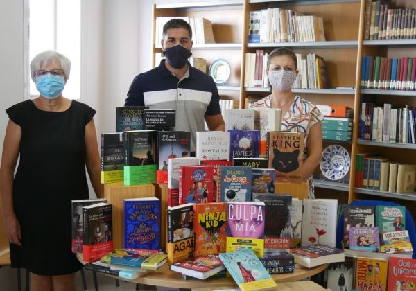 Adra adquiere casi 400 libros para ampliar el catálogo de la Biblioteca Municipal