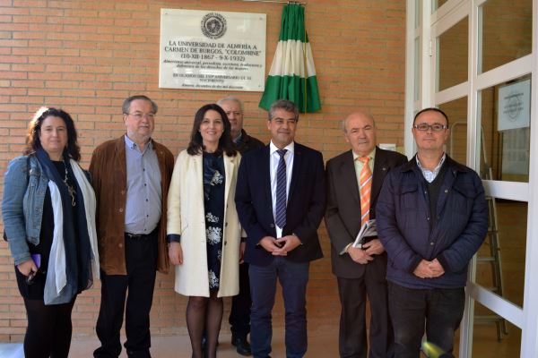 La UAL coloca una placa a Carmen de Burgos 'Colombine' en la Facultad de Humanidades