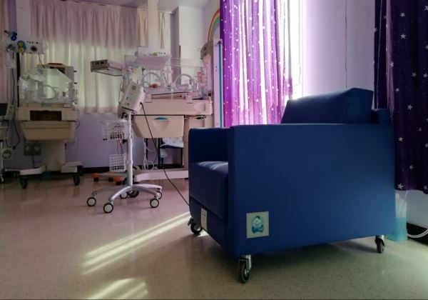 La Fundación El Gancho Infantil dona 33 'Sillones Azules' al Hospital de Poniente