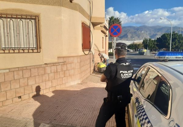 La compañía Endesa, 'Aguas de El Ejido' y Policía Local corta el agua en viviendas 'Okupadas' de Las Norias