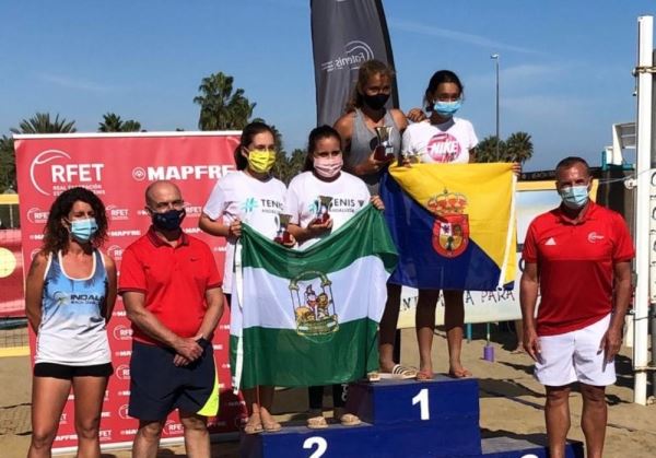 Las hermanas pulpileñas Ana y María Gómez, subcampeonas de España Infantiles de tenis playa