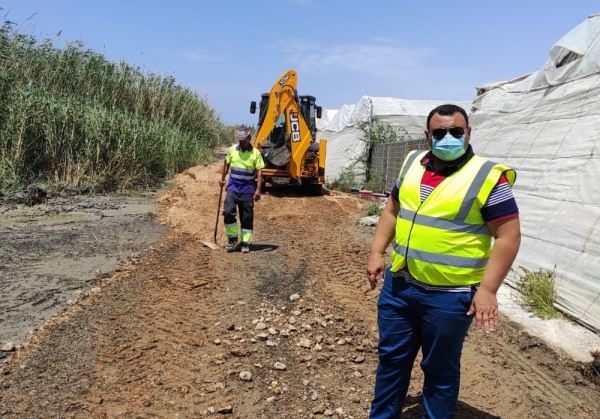 El Ayuntamiento de El Ejido realiza tareas de limpieza y retirada de brozas en el entorno de la Balsa del Sapo