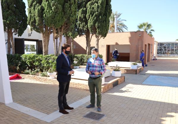 Los cementerios de El Ejido, preparados para recibir a los familiares de los difuntos